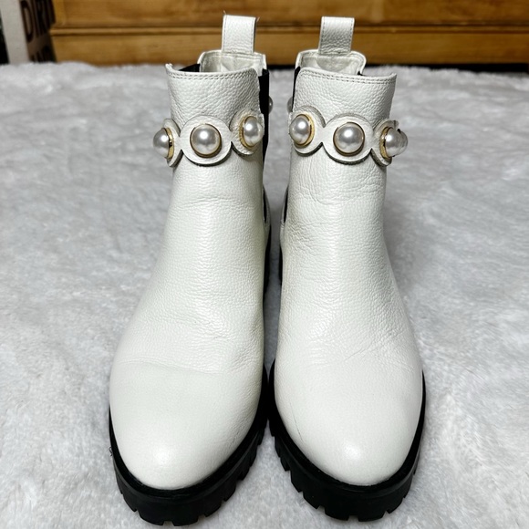 NWOB Karl Lagerfeld Paris Portia Lug Sole Chelsea Ankle Boots Bone Women’s 8 - Picture 4 of 13